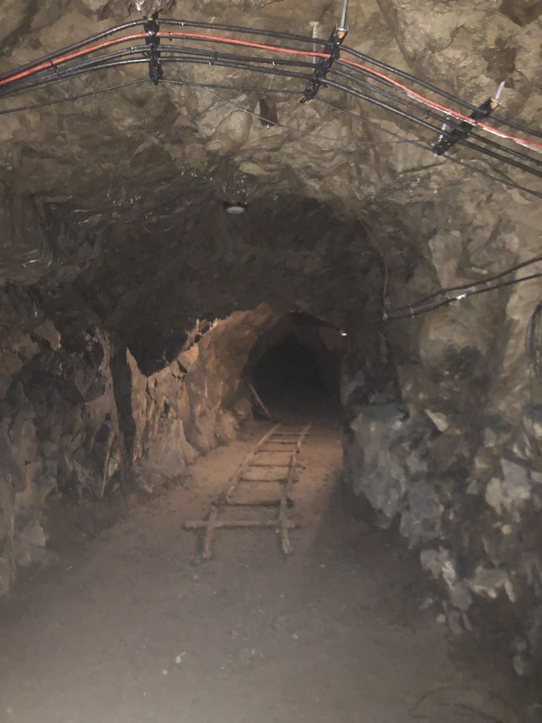 Vías de tren en túneles de castillo de Ksiaz