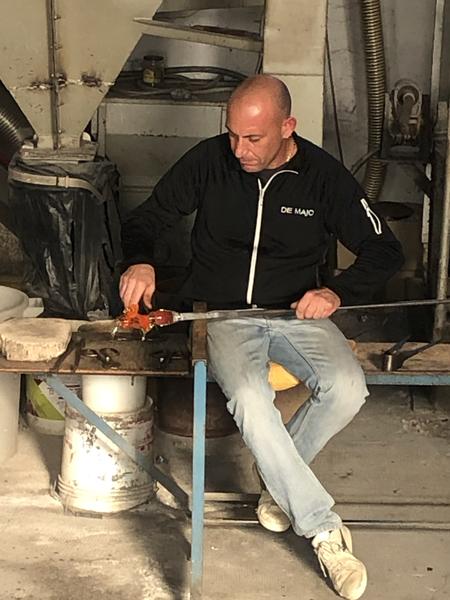 Hombre trabajando el cristal en Murano