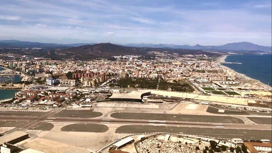 Vista de Gibraltar y su aeropuerto desde el peñón