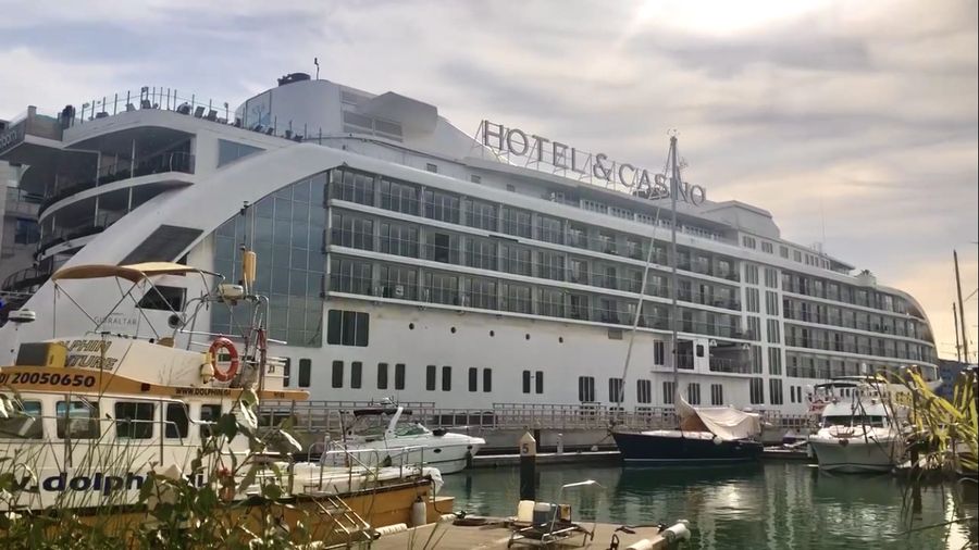 Barco hotel y casino en Ocean Village en Gibraltar