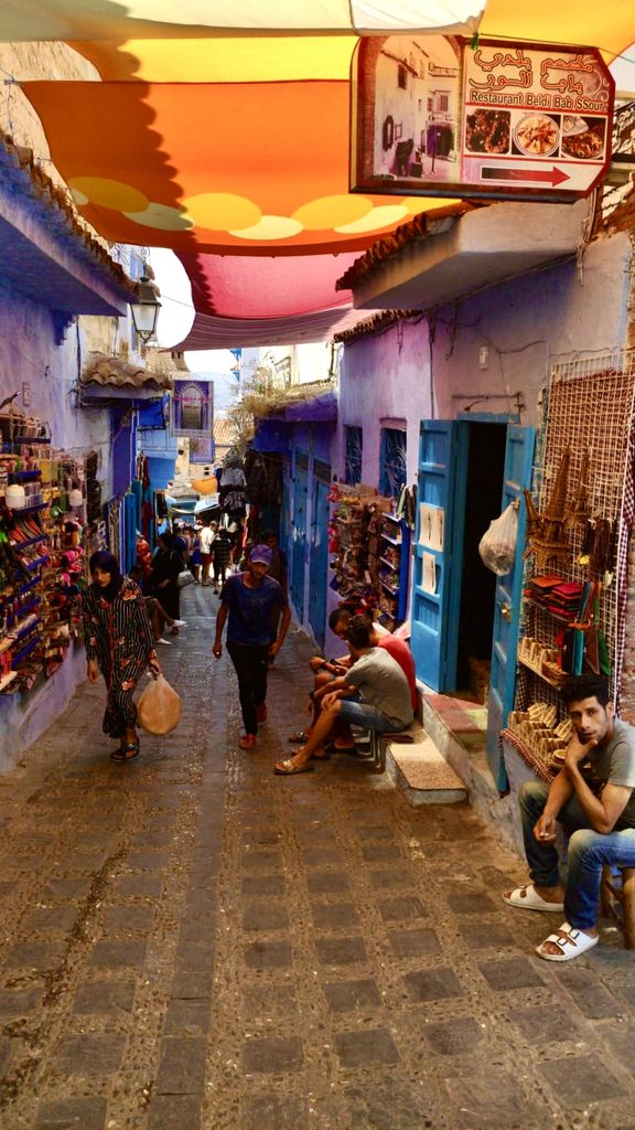 Calle con tiendas en la medina de Chefchaouen