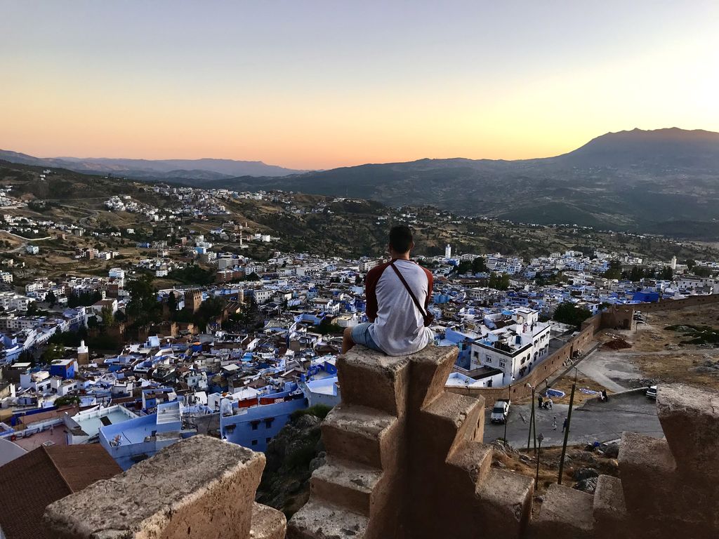 Foto de Ángel Herrera en la muralla de Chefchaouen