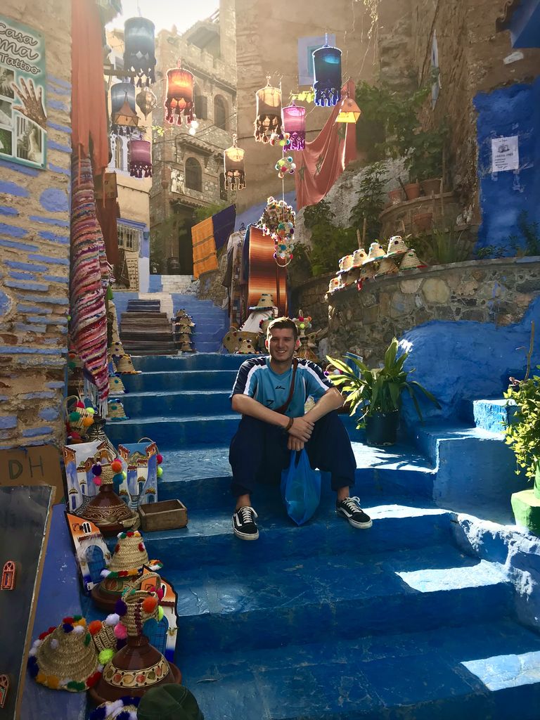 Ángel Herrera en una calle de Chefchaouen