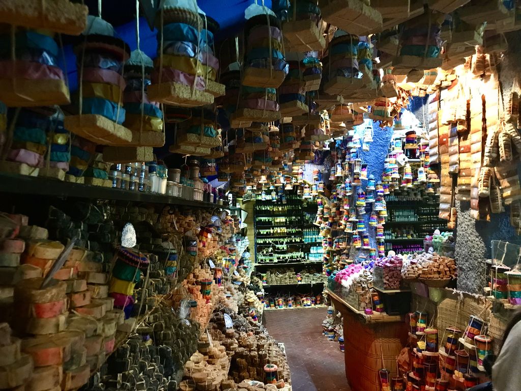 Tiendas de inciensos y pinturas en Chefchaouen