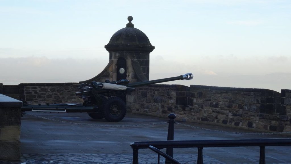 Cañón que se dispara cada día en el castillo de Edimburgo