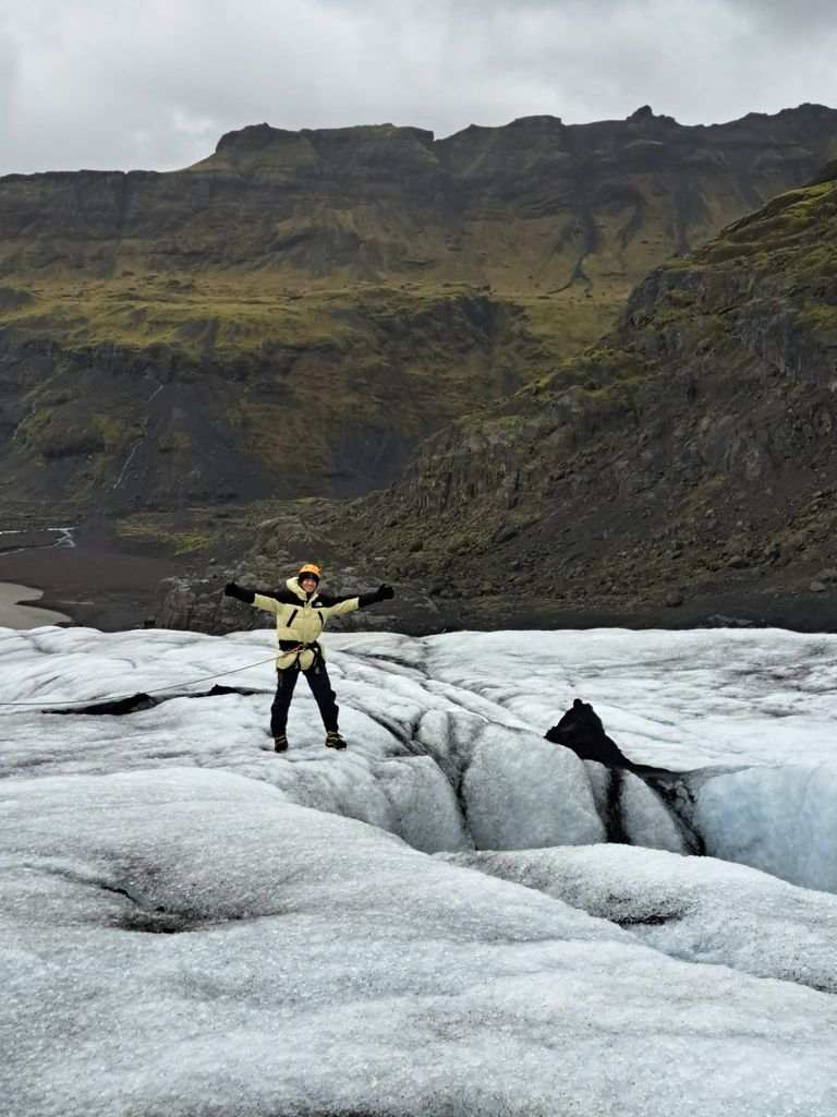 Ángel Herrera en el glaciar Sólheimajökull, Islandia