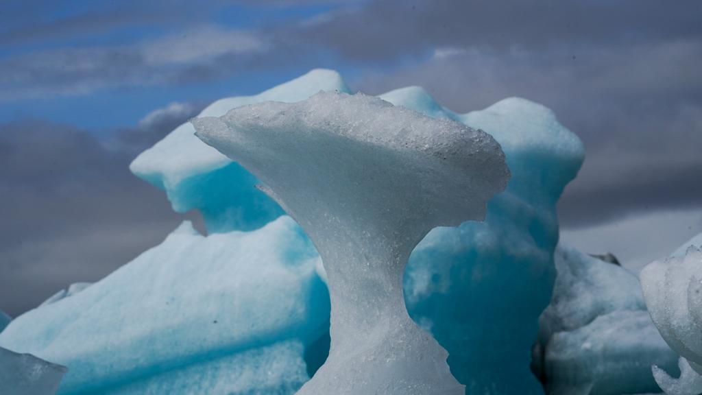 Formaciones de hielo en laguna Jökulsárlón en Islandia