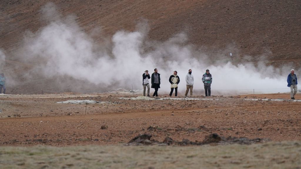 Ángel Herrera y su grupo en Myvatn