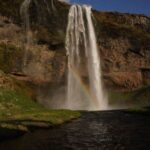 Imagen frontal de la cascada Seljalandsfoss