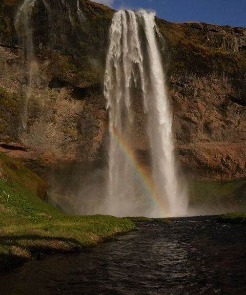 Imagen frontal de la cascada Seljalandsfoss