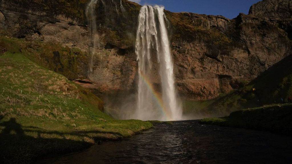 Imagen frontal de la cascada Seljalandsfoss