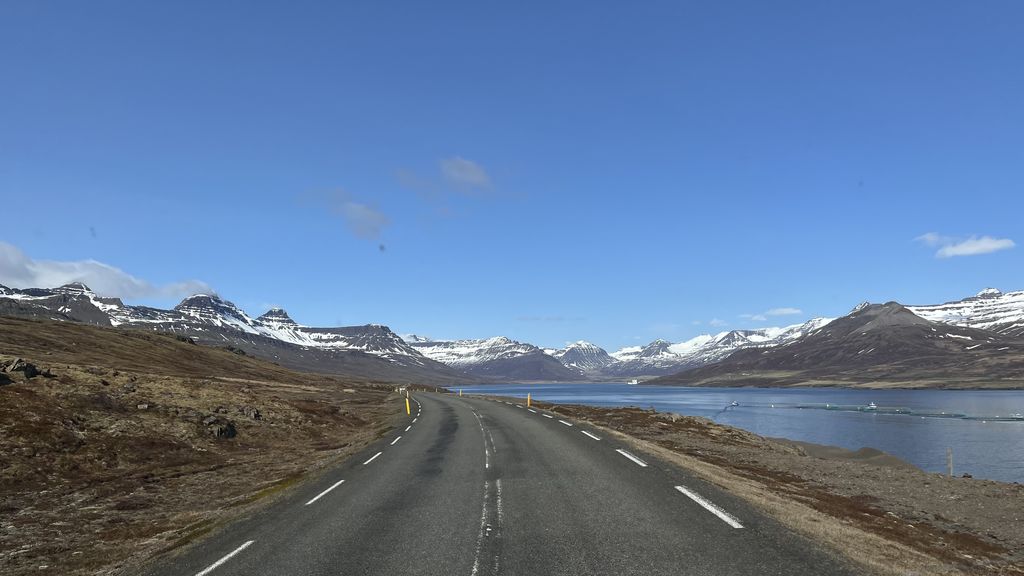 Paisaje en los fiordos del este de Islandia