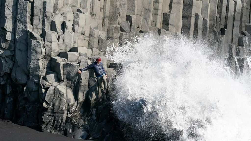 Hombre arriesgando su vida en Reynisfjara