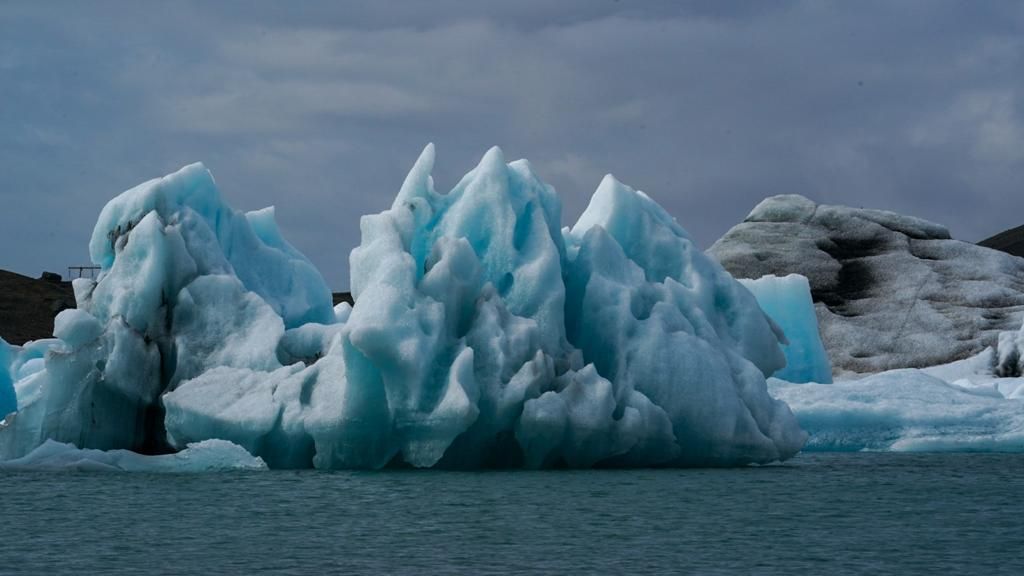 Trozo de hielo en Laguna glaciar en Islandia