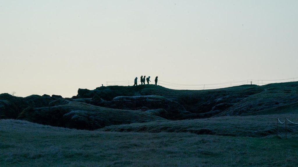 Angel Herrera y su grupo en un paisaje en Islandia
