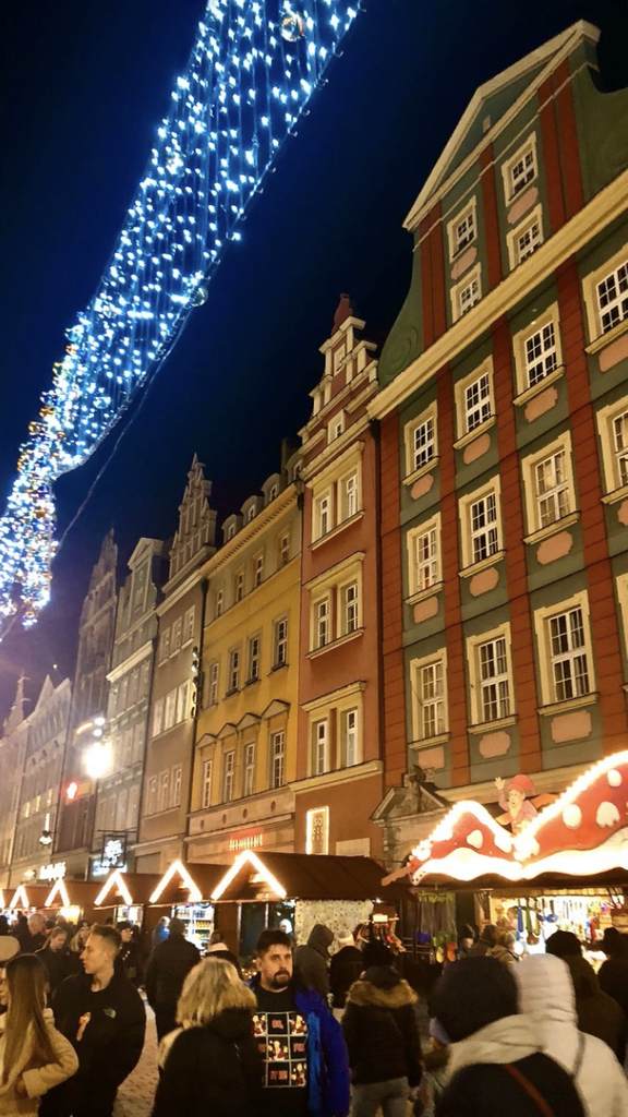 Edificios de colores y mercado de navidad en Wroclaw