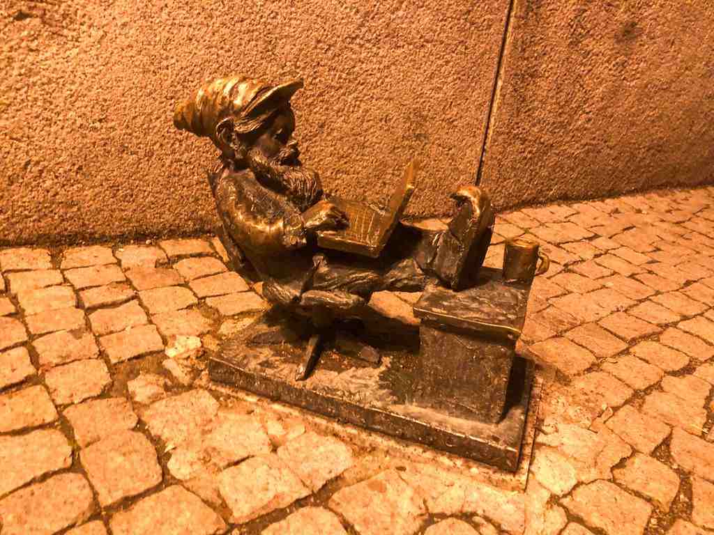 Gnomo de Wroclaw trabajando de Nómada digital