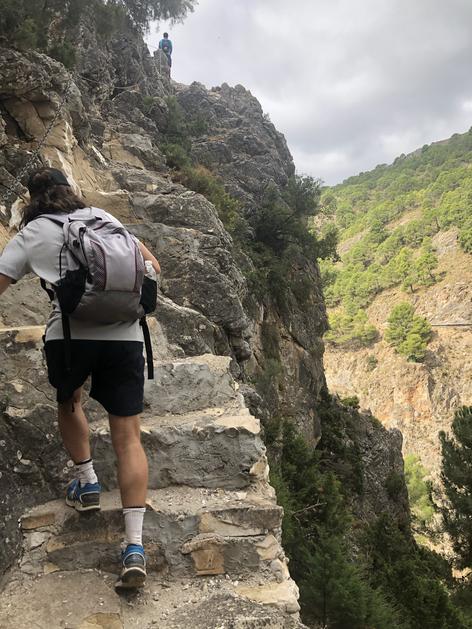 Subiendo escaleras en la ruta de El Saltillo en Málaga