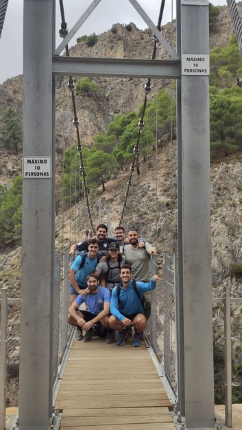 Foto grupal en el puente colgante de El Saltillo