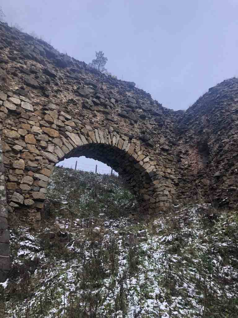 Muralla con arco en la fortaleza de Srebrna Gora