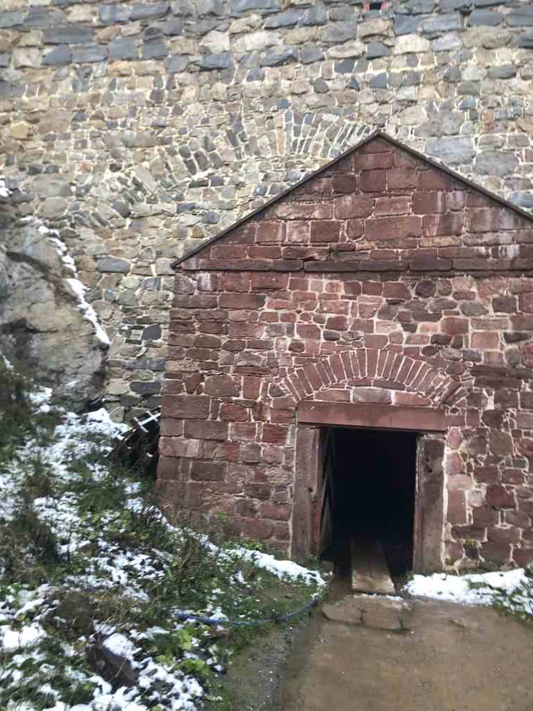 Puerta al exterior en la fortaleza de Srebrna Gora