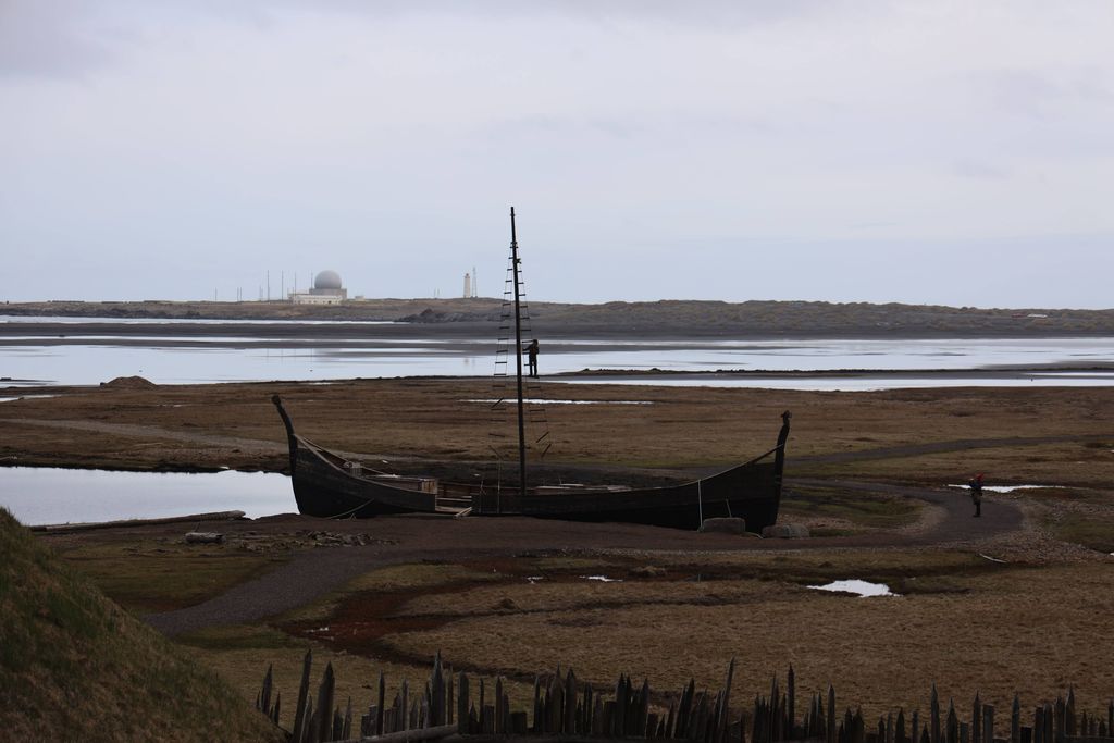 Barco vikingo en la aldea de Vestrahorn en Islandia