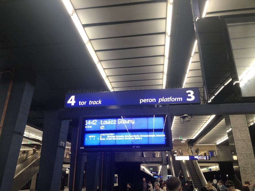 Pantallas de estación de tren en Polonia