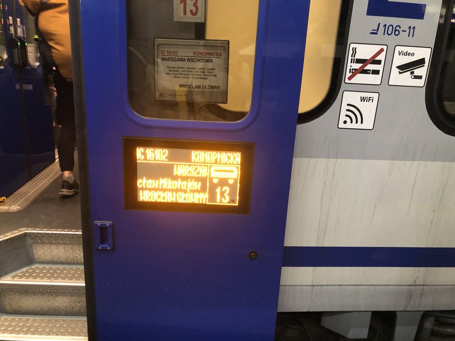 Puerta de tren con pantalla en Polonia