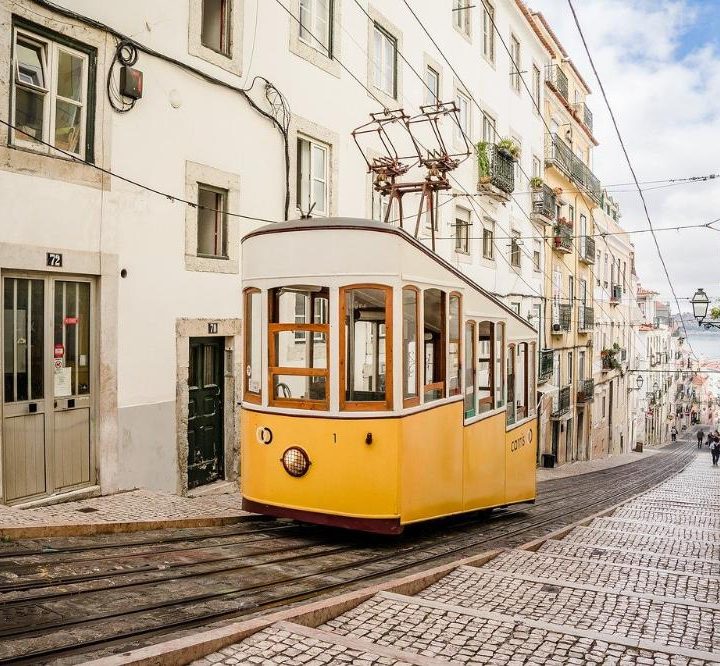 Tranvía típico en Portugal