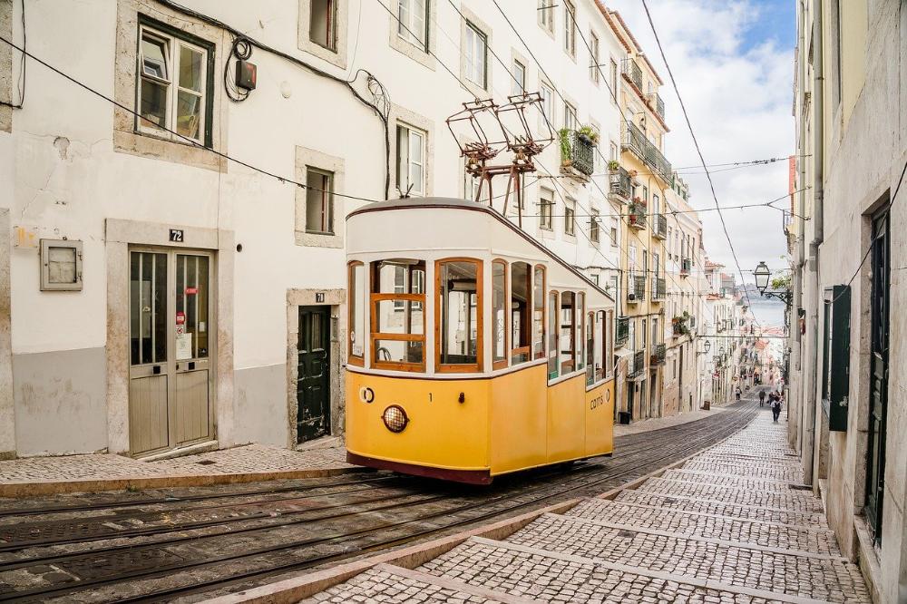 Tranvía típico en Portugal