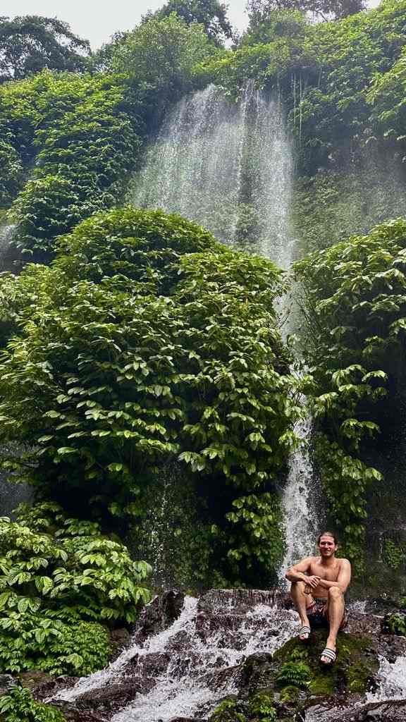Angel Herrera en la cascada de Benang Stokel
