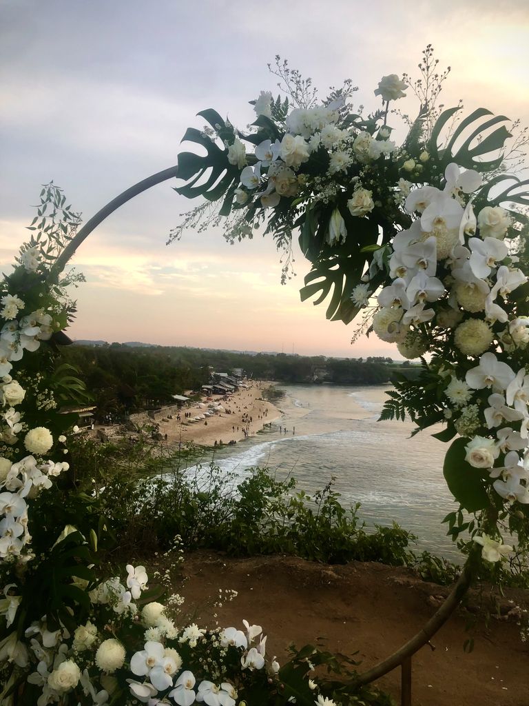 Círculo con flores en el acantilado de Balangan