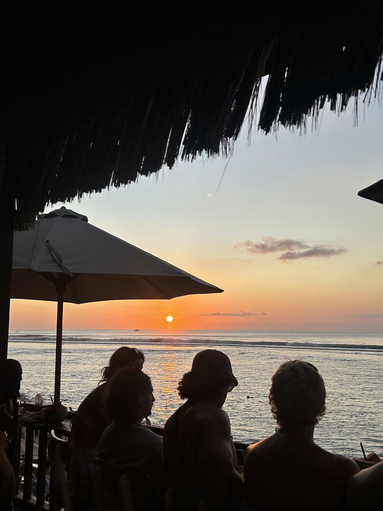 Atardecer en una cafetería en la playa de Bingin