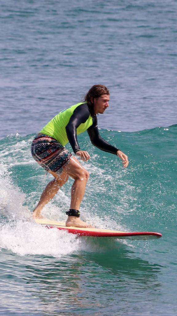Ángel Herrera surfeando en Padang Padang