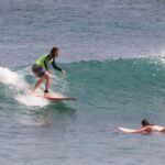 Ángel Herrera surfeando en las mejores playas de Uluwatu para surfear