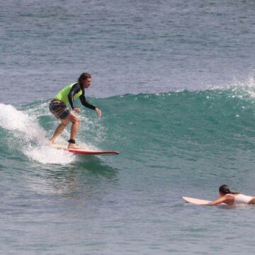 Ángel Herrera surfeando en las mejores playas de Uluwatu para surfear