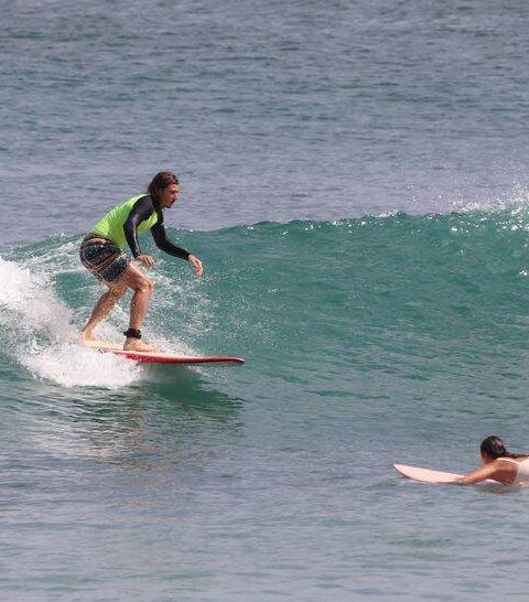 Ángel Herrera surfeando en las mejores playas de Uluwatu para surfear
