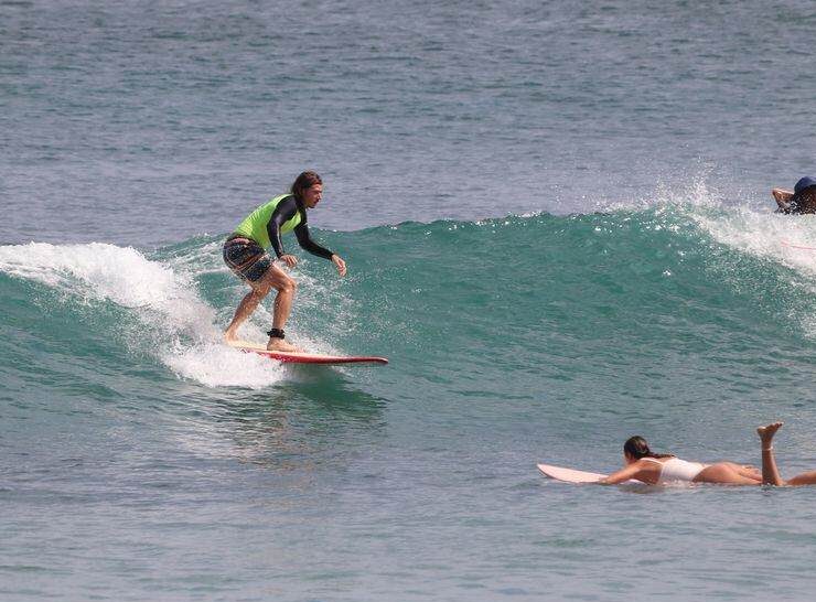 Ángel Herrera surfeando en las mejores playas de Uluwatu para surfear