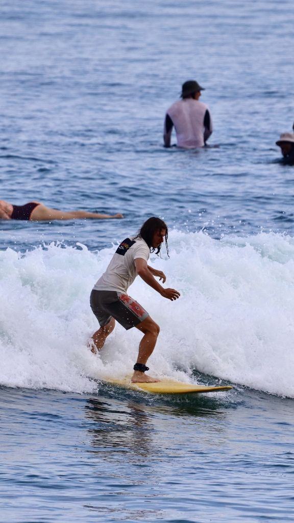 Ángel surfeando en Baby Padang