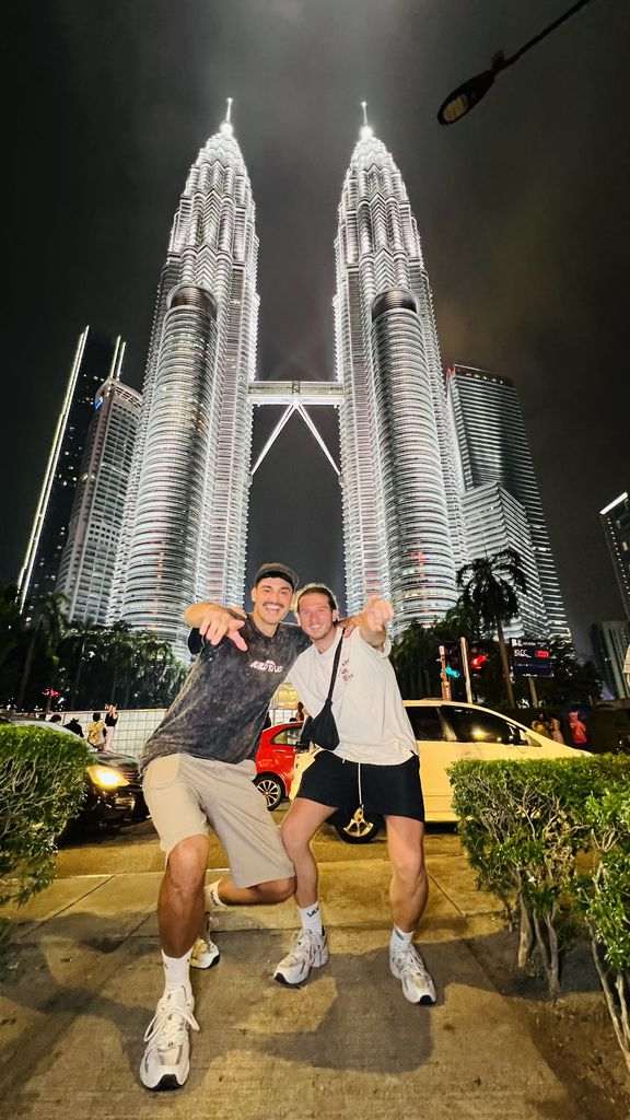 Ángel Herrera en las Torres Petronas