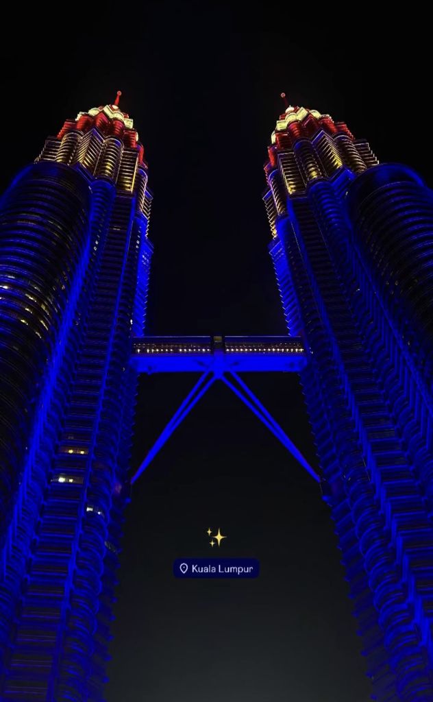 Torres Petronas iluminadas con los colores de la bandera de Malasia en la fecha del cambio de Rey