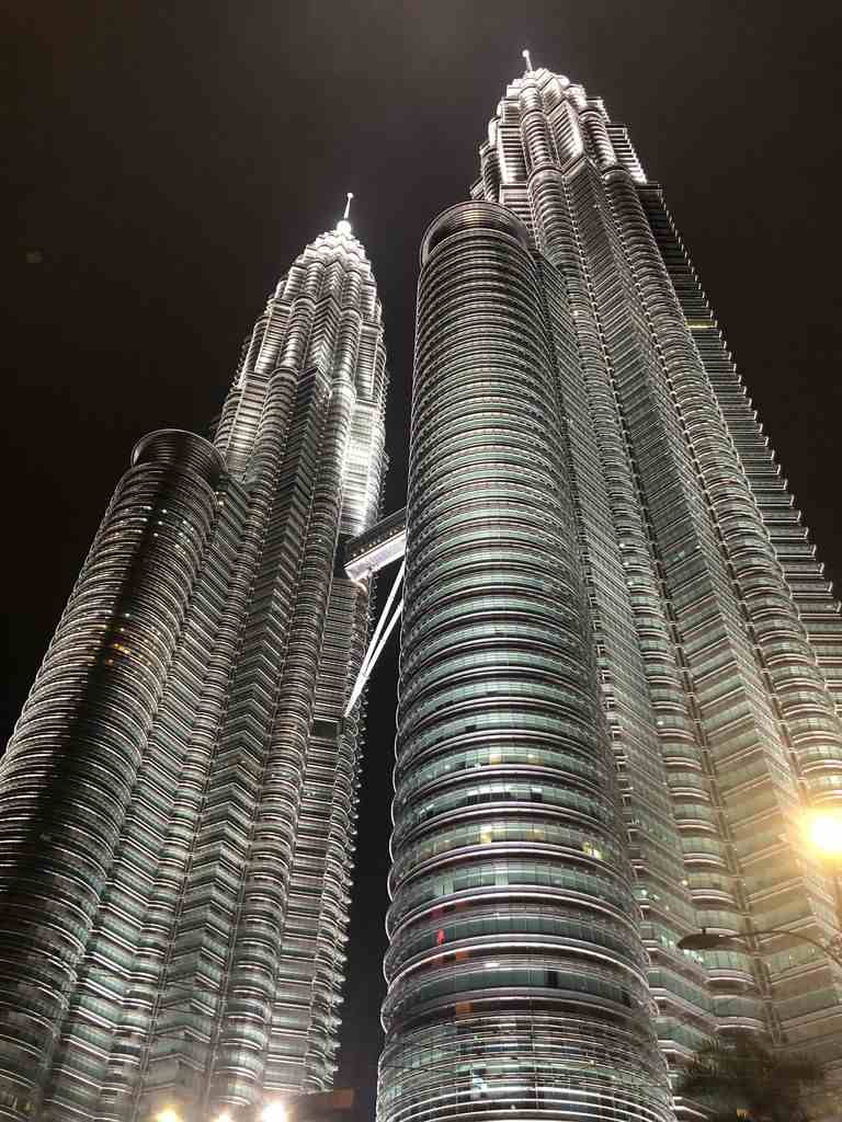 Vista de las Torres Petronas desde la base