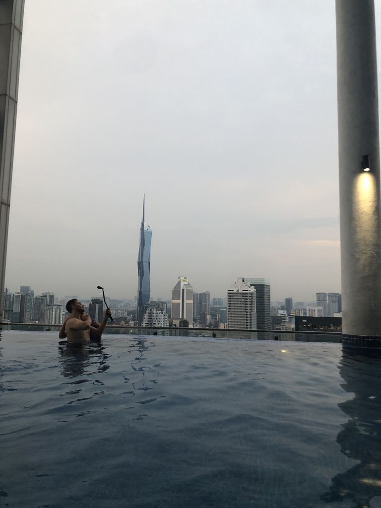 Vista del rascacielos Merdeka 118 en Kuala Lumpur desde una infinity pool