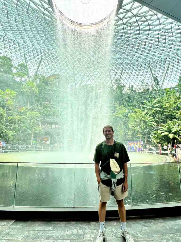Ángel Herrera en la cascada de Jewel en el aeropuerto de Singapur