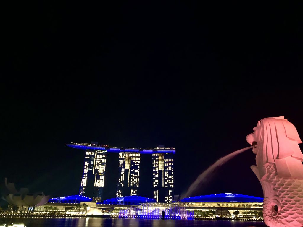 Merlion Park con estatua de Merlion y vistas de Singapur