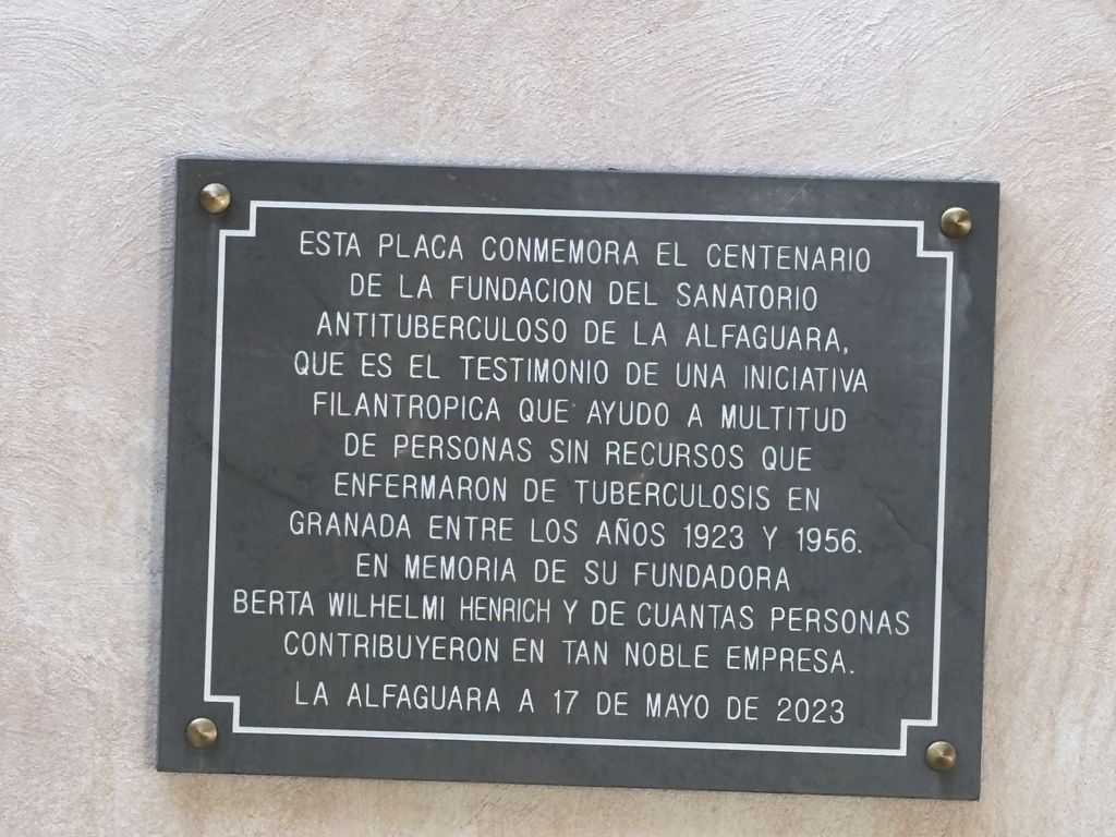 Placa conmemorativa en el Sanatorio de Tuberculosos de Huétor Santillán
