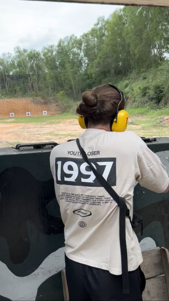 Angel Herrera disparando AK 47 en los túneles de Cu Chi
