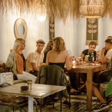 Gente comiendo en la Bamba