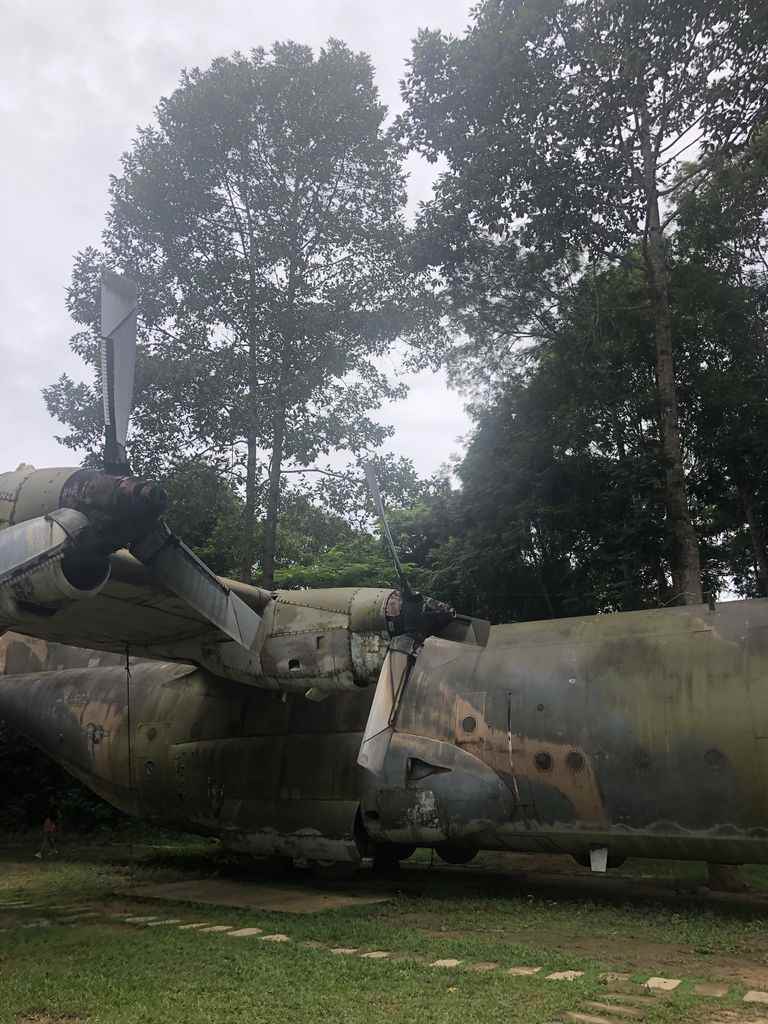 Avión estadounidense empleado en la guerra de Vietnam expuesto en la excursion a los túneles de Cu Chi