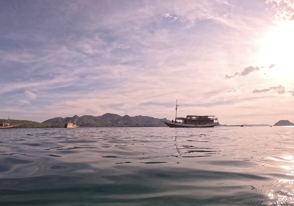 Barco desde el agua en tour a Komodo